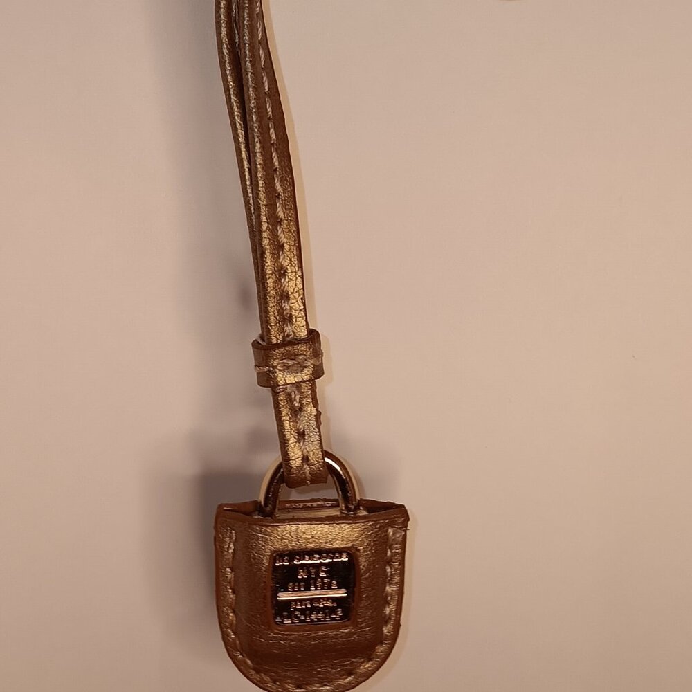 LIZ CLAIBORNE METAL GOLD LEATHER STRAP KEY FOB BAG CHARM KEYCHAIN HANG TAG